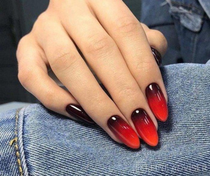 Маникюр красный градиент миндаль