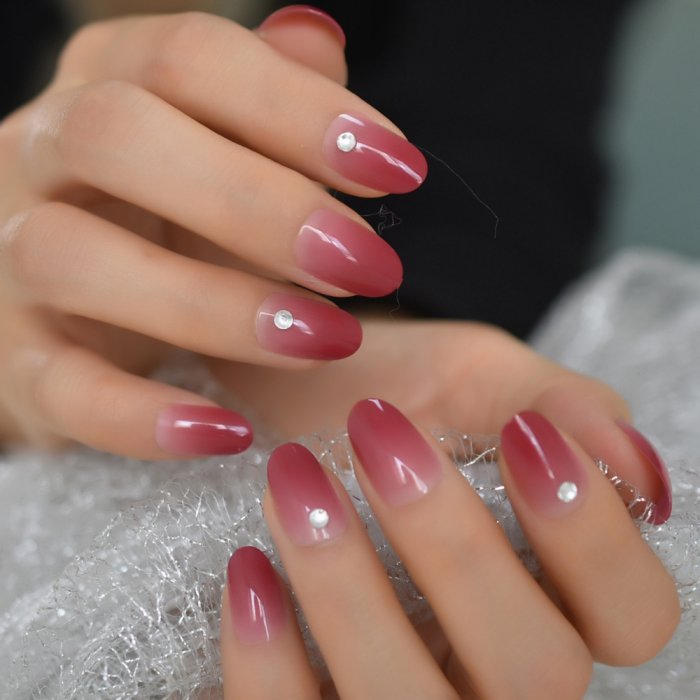 Маникюр омбре на миндалевидных ногтях