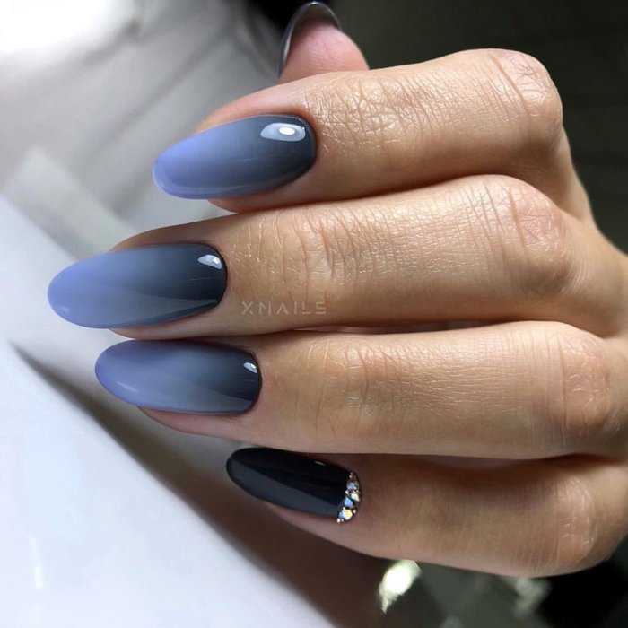 Маникюр градиент черный с синим