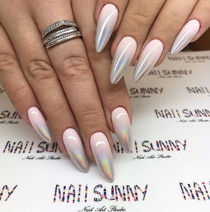 Маникюр омбре на миндалевидных ногтях