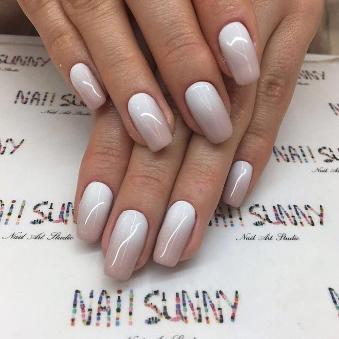 Маникюр омбре 2022 белый с втиркой