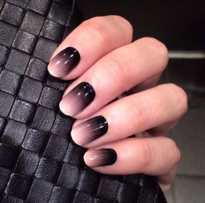 Темный маникюр на короткие ногти