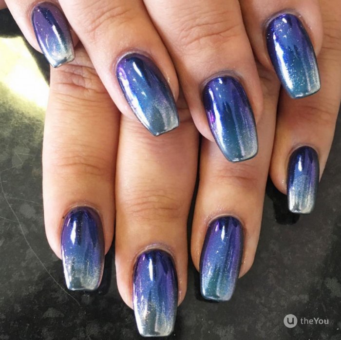 Синий зеркальный маникюр