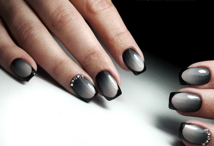 Черно белый градиент на ногтях