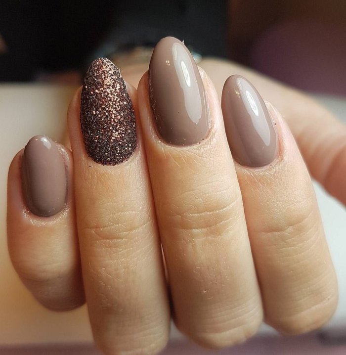 Коричневый маникюр