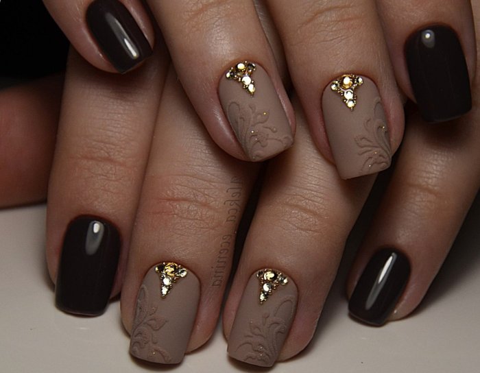 Маникюр в бежевых тонах