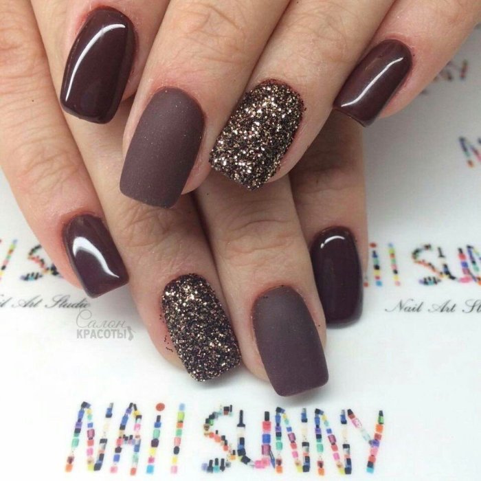 Маникюр в шоколадных тонах с дизайном
