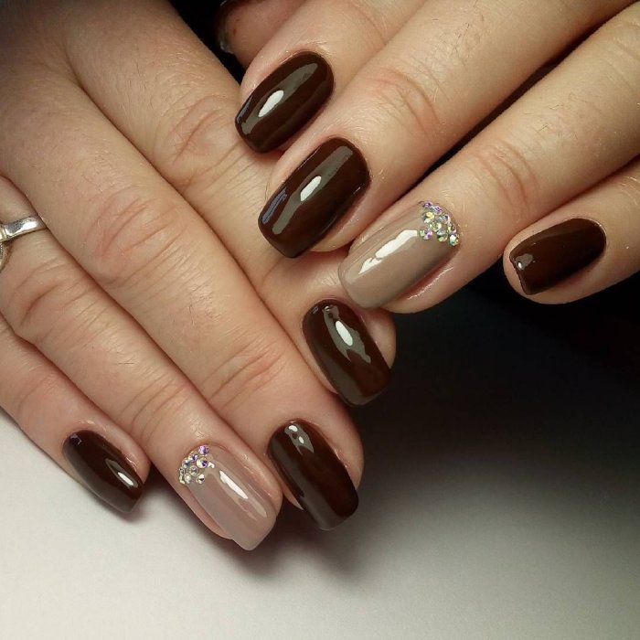 Маникюр осень 2022 в коричневых тонах