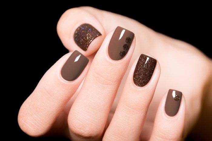Коричневый маникюр однотонный