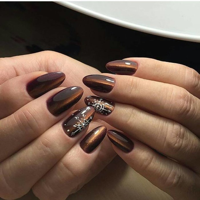 Коричневый маникюр