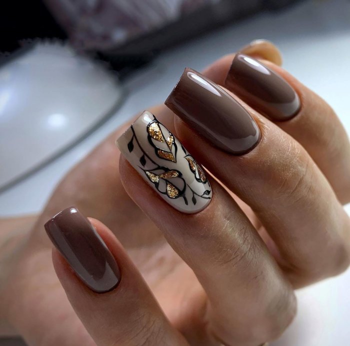 Маникюр в бежево-коричневых тонах
