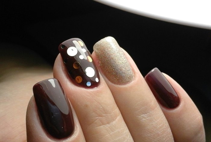 Серо коричневый маникюр