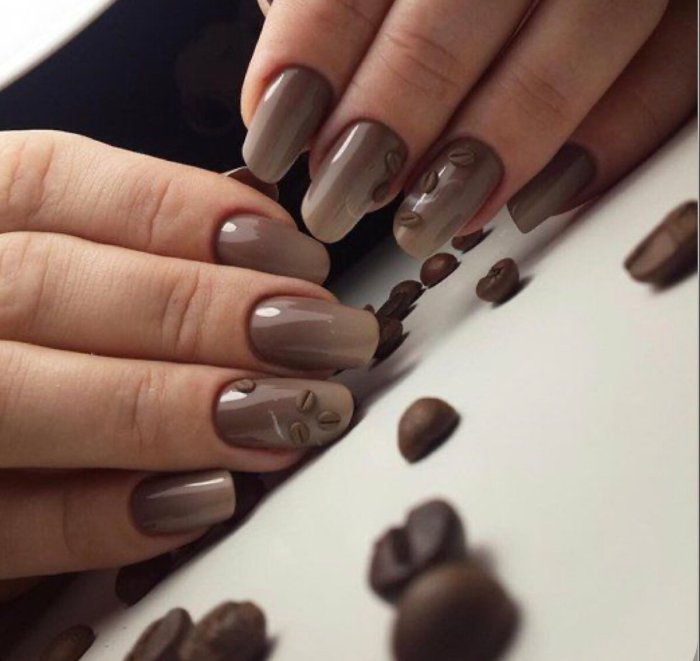Однотонный маникюр в темных тонах