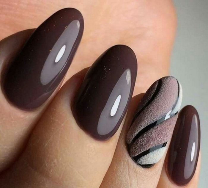 Шоколадный маникюр с фольгой