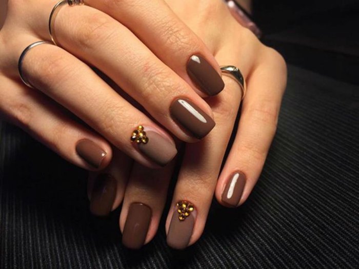 Серо бежевый маникюр