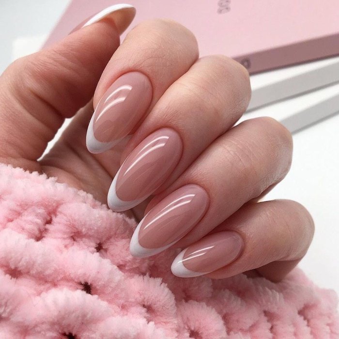 Длинные розовые ногти