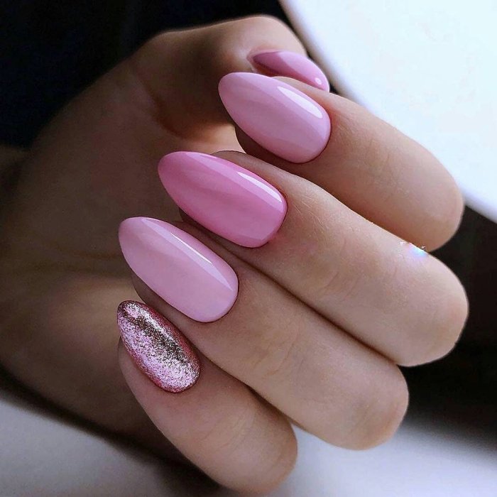 Розовый маникюр однотонный