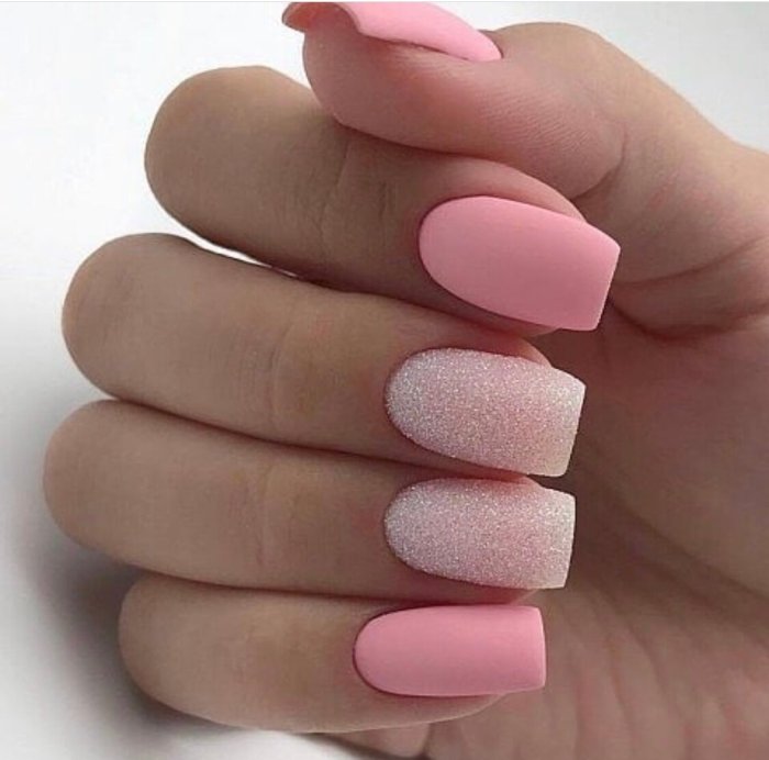Маникюр розовый с серебром