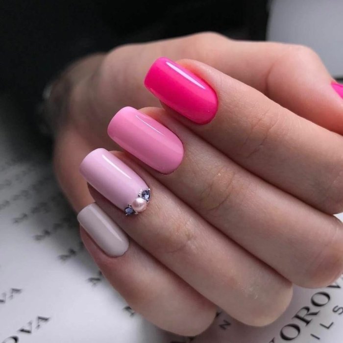 Розовый маникюр