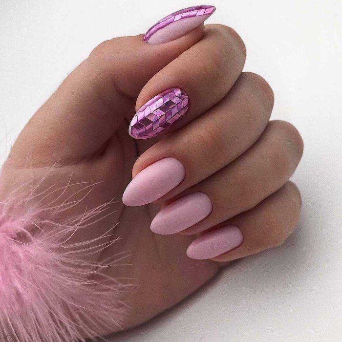 Розовый маникюр