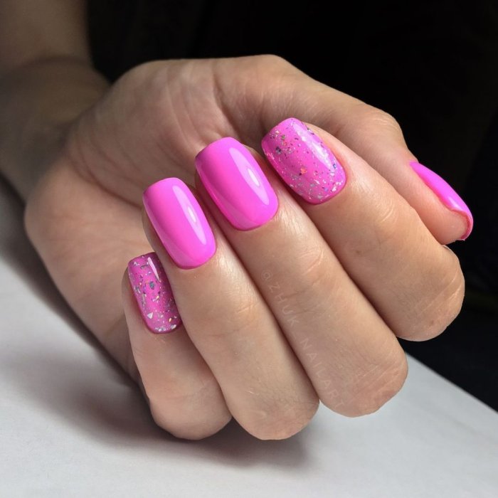 Разбеленный розовый маникюр