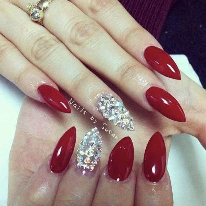Красный маникюр со стразами на длинные ногти