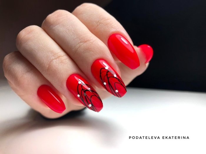 Красный маникюр с молнией