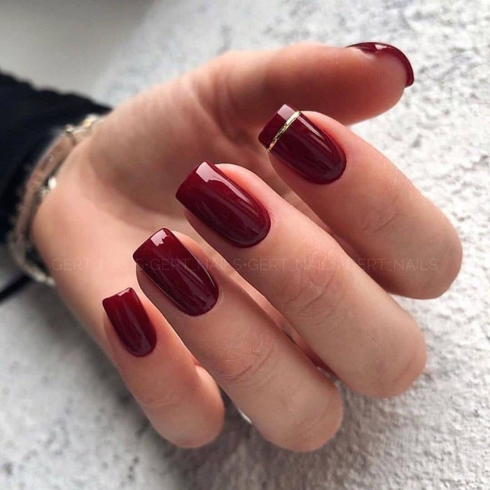 Красные ногти квадрат