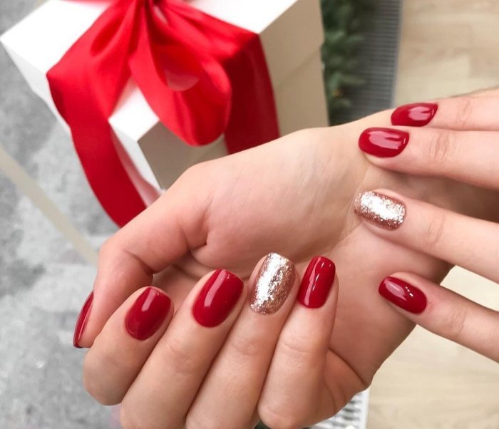 Красный маникюр на короткие ногти 2022