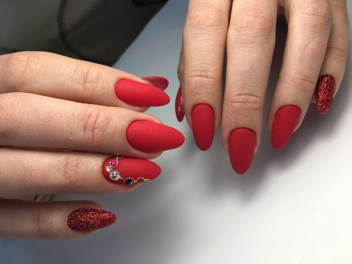 Красный матовый маникюр 2022 миндаль