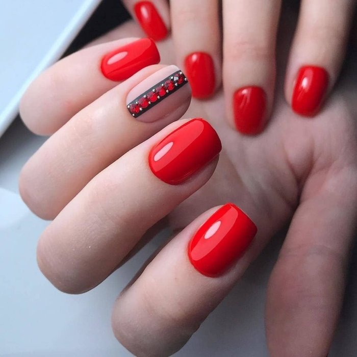 Красный маникюр