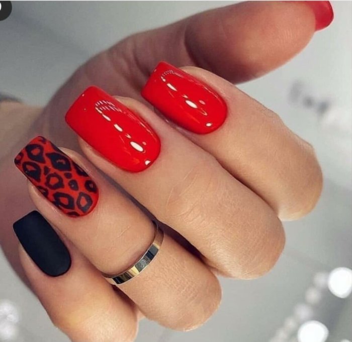 Красный маникюр квадрат