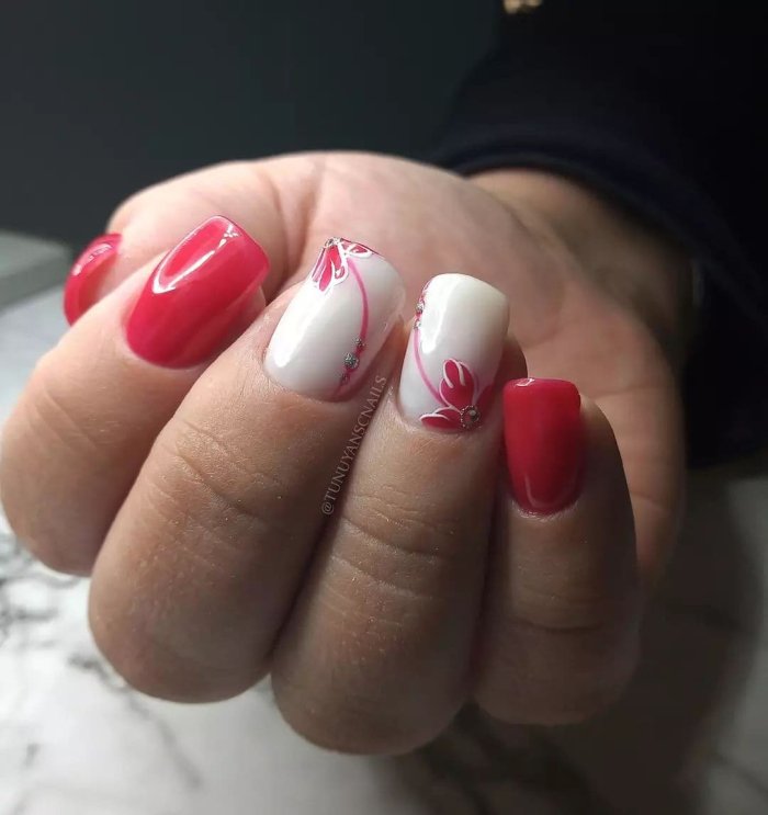 Красный маникюр с веточкой