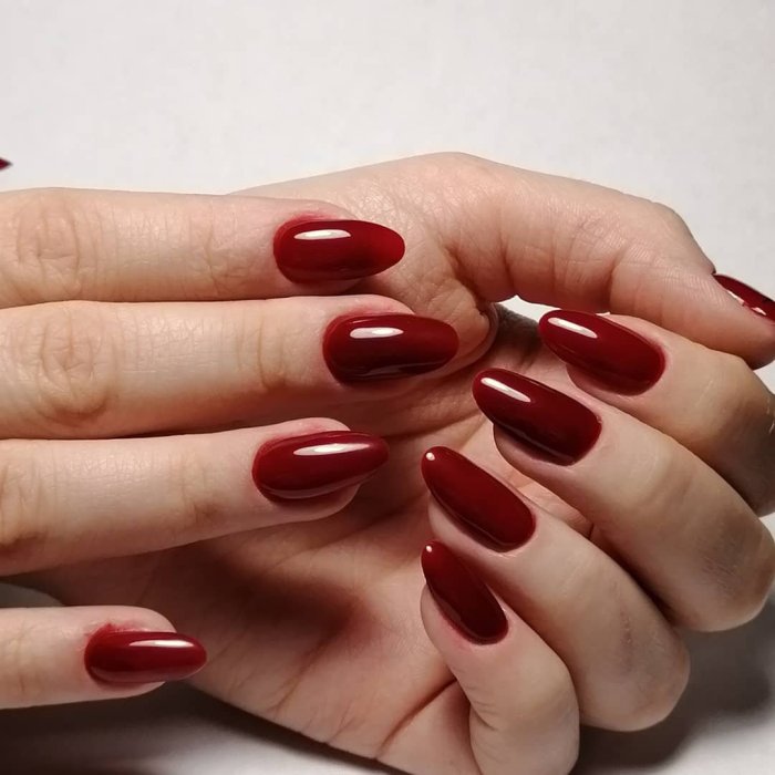 Ногти одно тоные красный