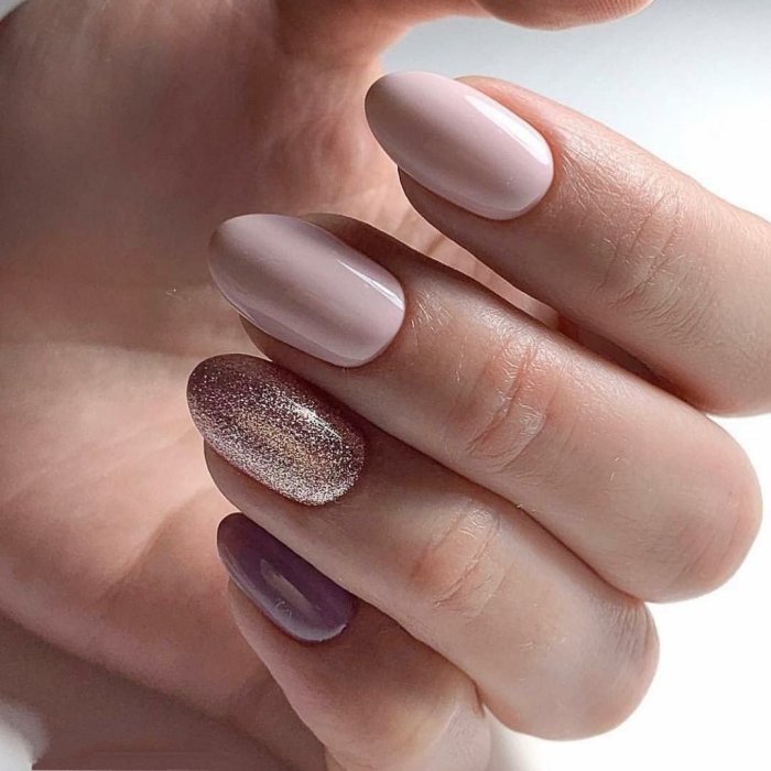 Маникюр в бежевых тонах