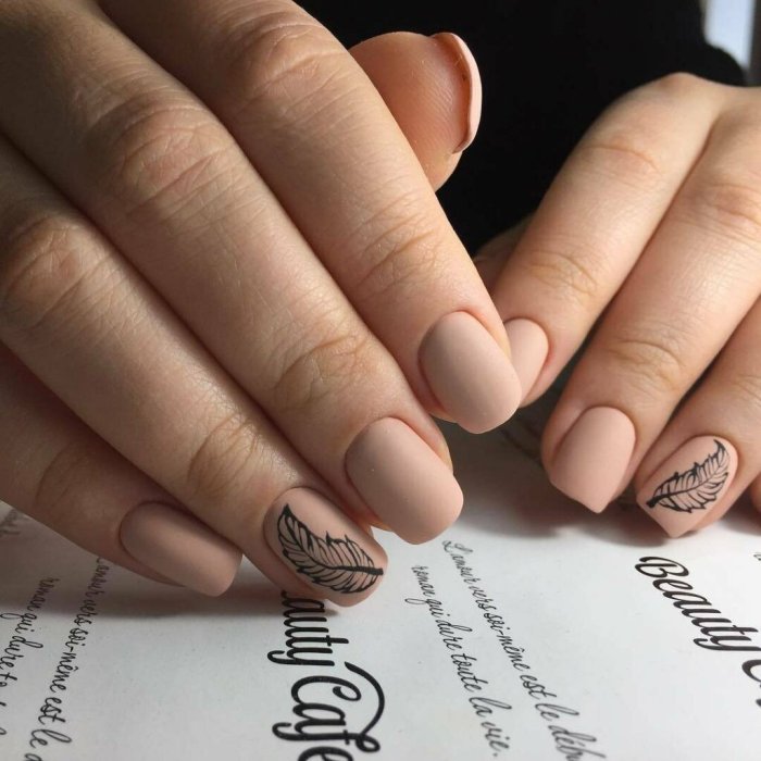 Матовой бедевый маникюр