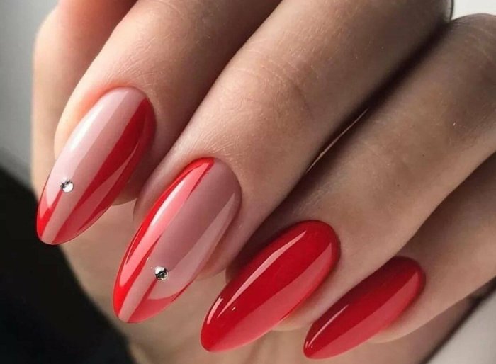 Красный френч на миндалевидных 2022