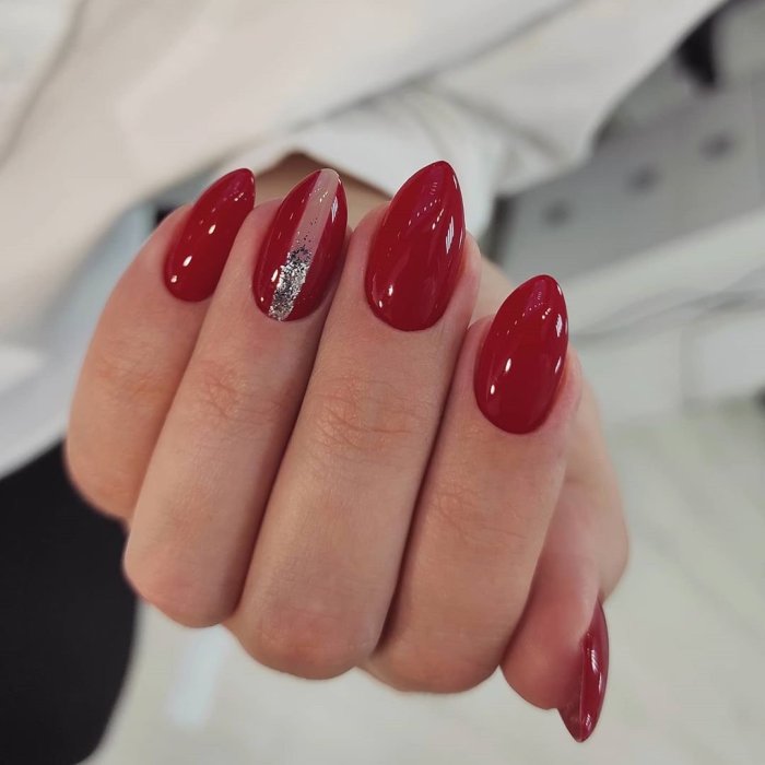Красные ногти 2022 миндаль