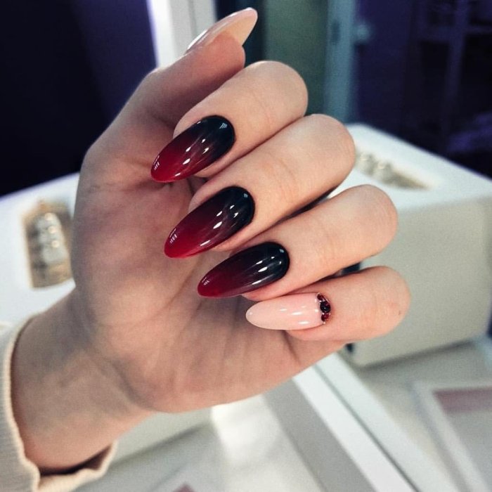 Бордовые ноготочки миндаль 2020