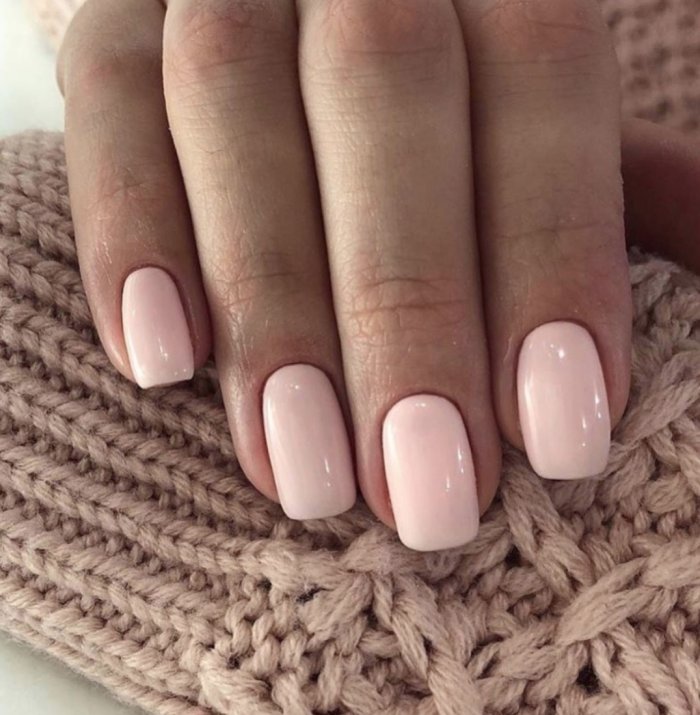 Однотонные бежевые ногти
