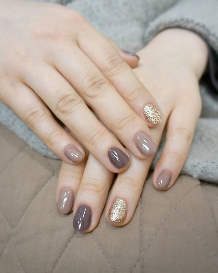 Маникюр разноцветный в бежевых тонах