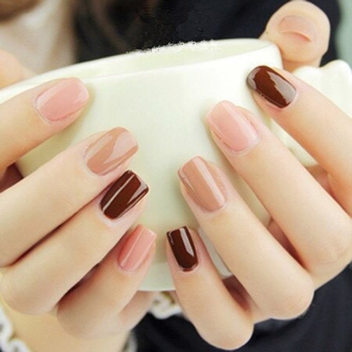 Разноцветный маникюр в коричневых тонах