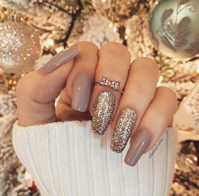 Маникюр бежевый с блестками