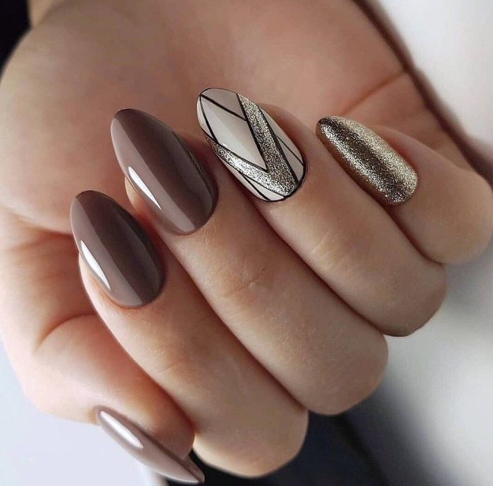 Маникюр коричневый геометрия