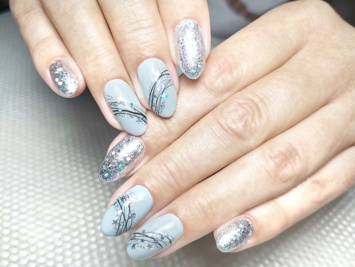 Маникюр голубой с серебром