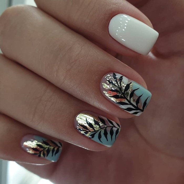Маникюр с веточкой листьев