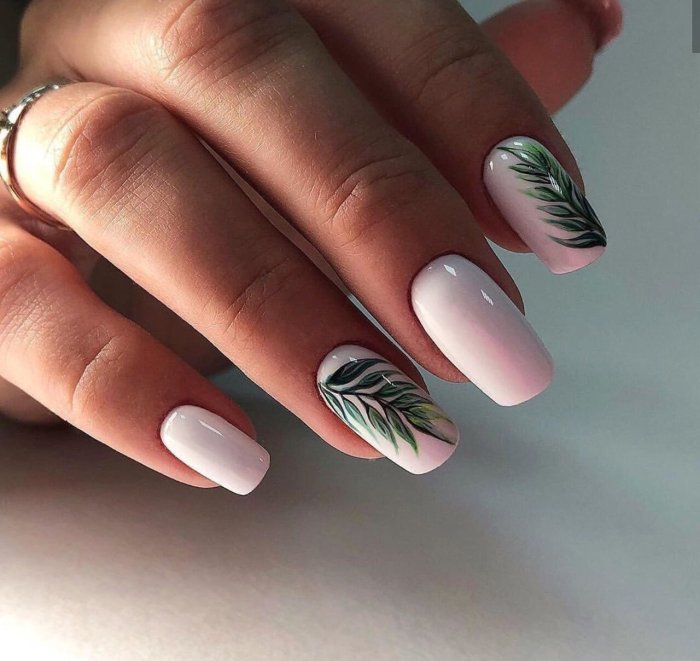 Розовый маникюр с перышком