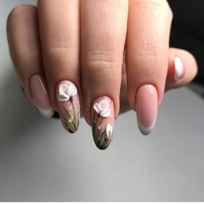 Французский маникюр с лепкой