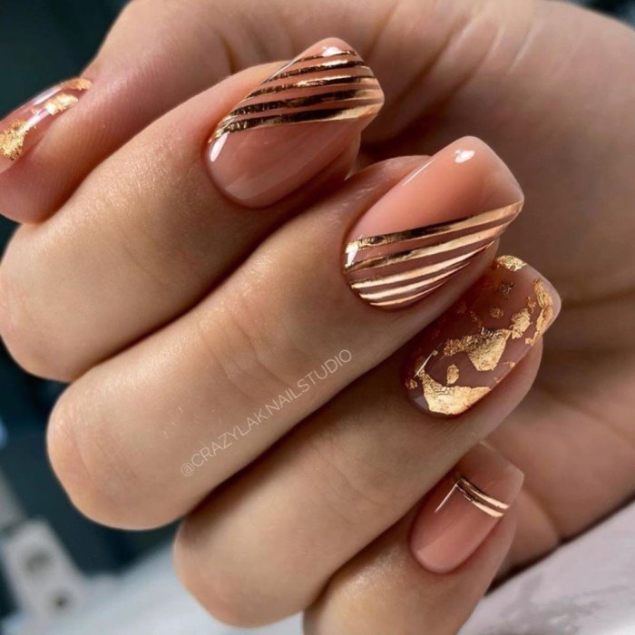 Ногти с золотыми полосками
