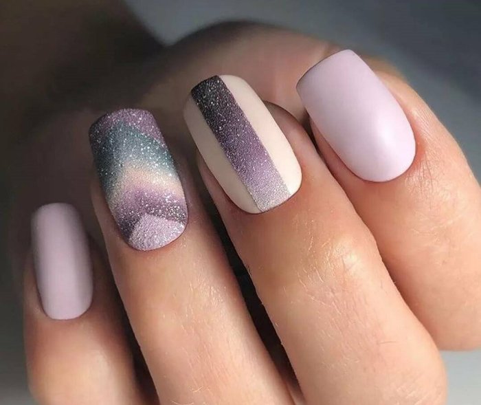 Серо-розовый маникюр